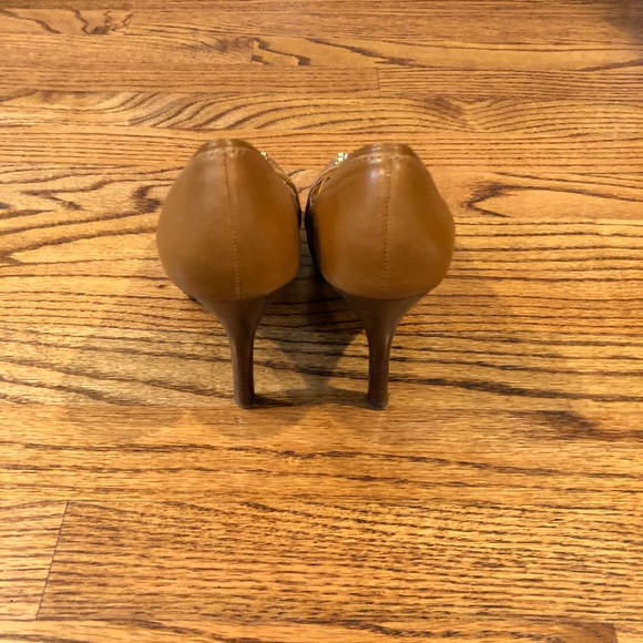 Michael Kors tan leather peep toe gold plate heels - Picture 3 of 5